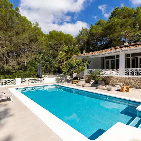 Caterina Authentic In Quiet, Wooded Area Es Mercadal